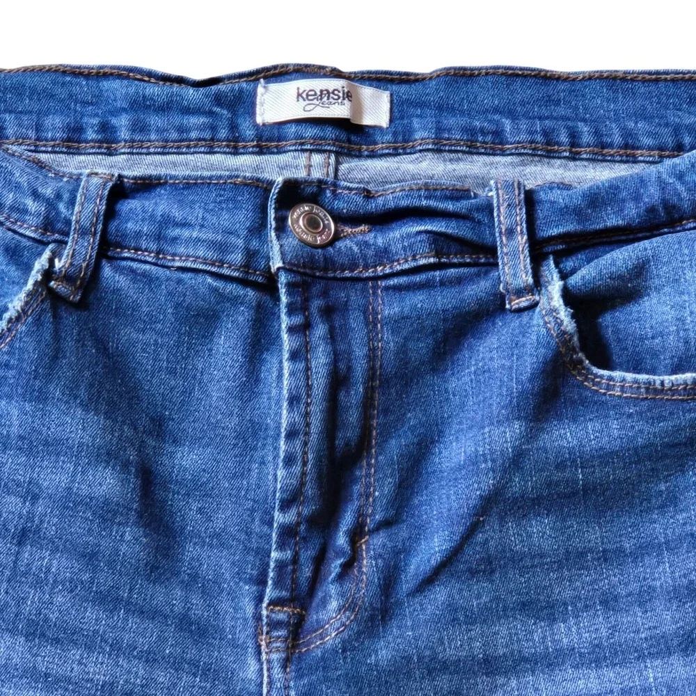 Kensie Jeans Women's 8/29 Denim Bermuda Shorts Distressed Raw Hem Stretch